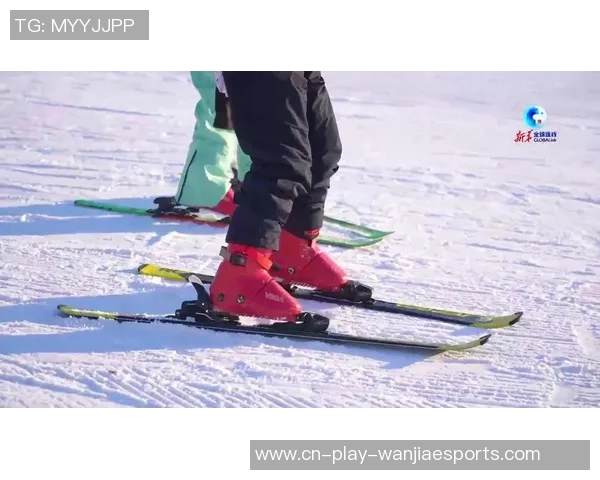 乌鲁木齐：小学生滑雪模仿机上体会滑雪趣味